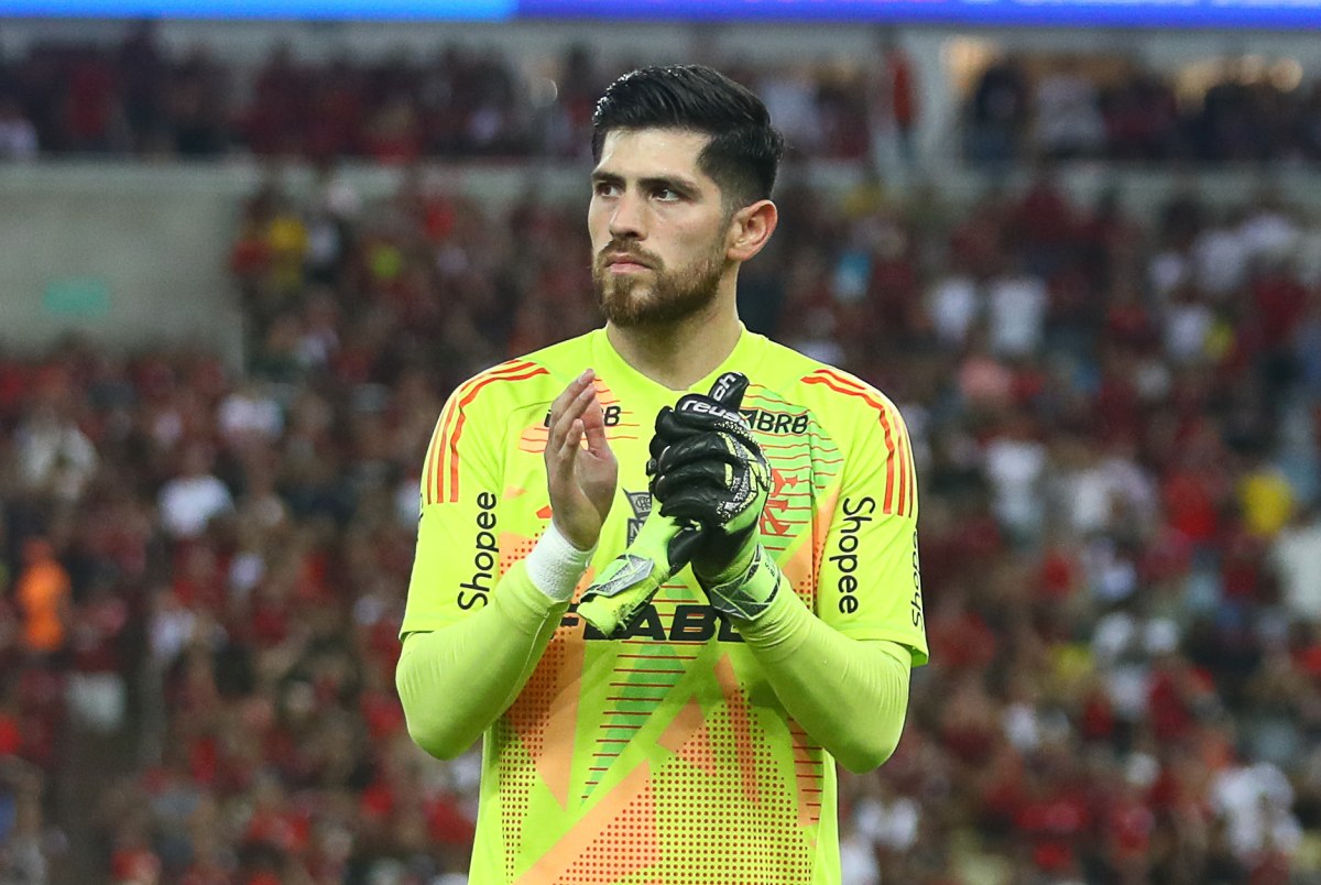 Veja como ficou o carro de goleiro do Flamengo alvejado por bandidos