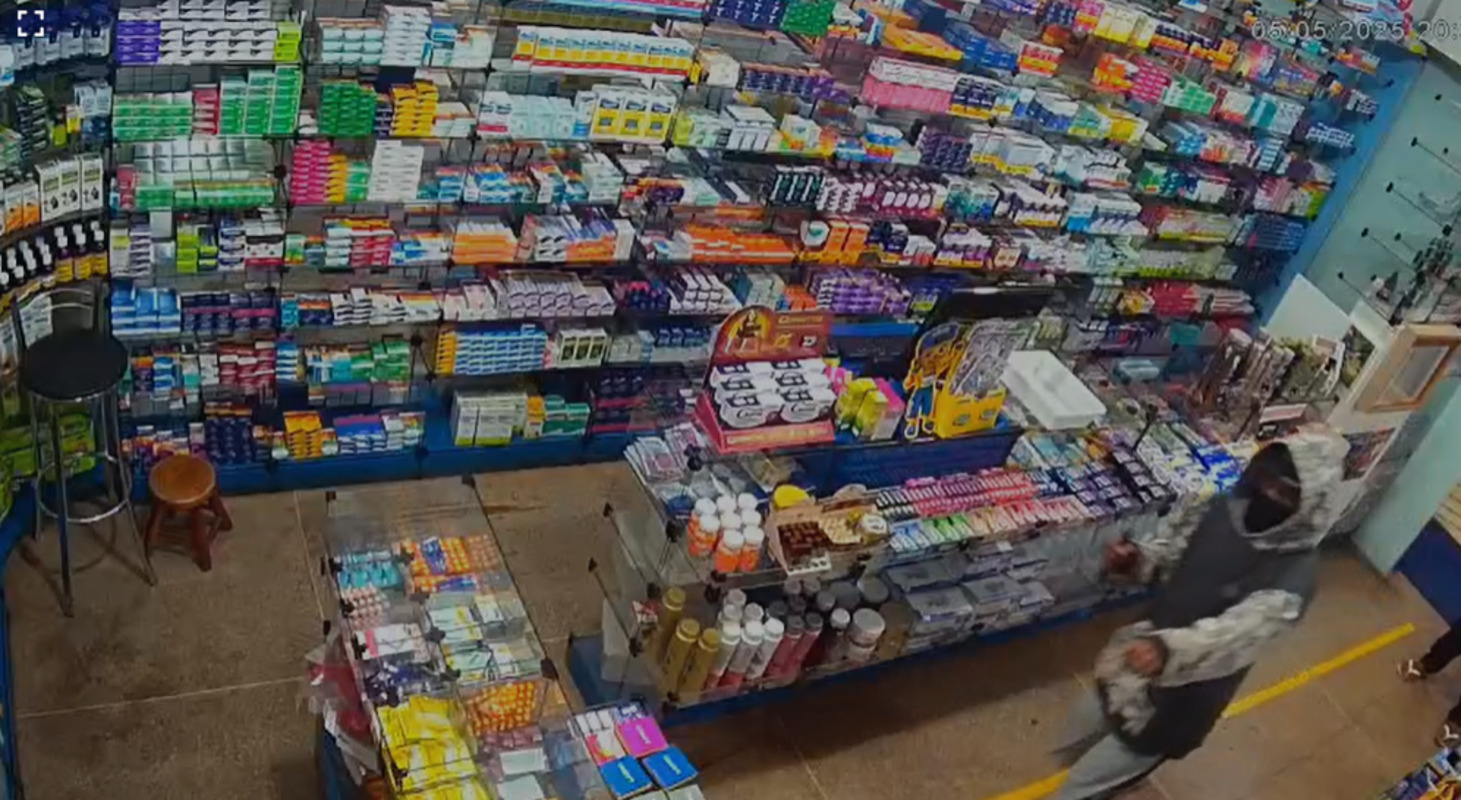 Vídeo: PCDF procura dupla que ameaçou atendente e assaltou farmácia