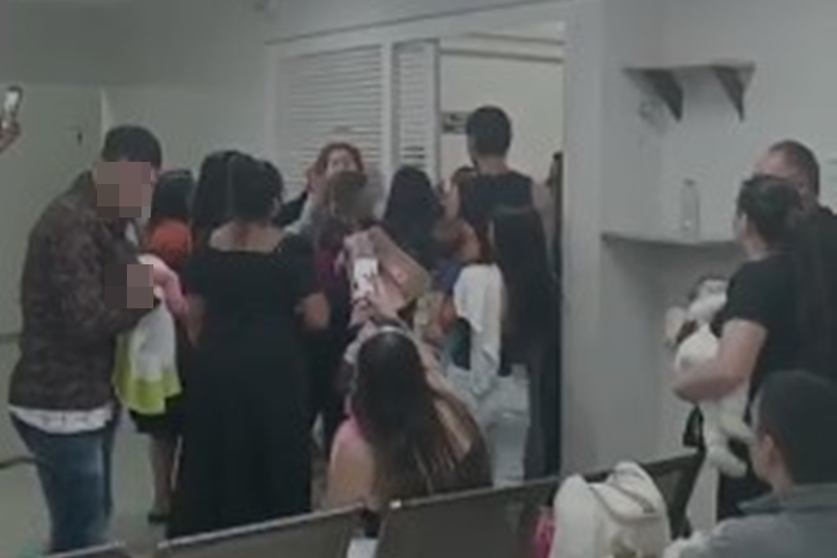 Vídeo: pais se revoltam, chutam porta e tentam invadir hospital no DF