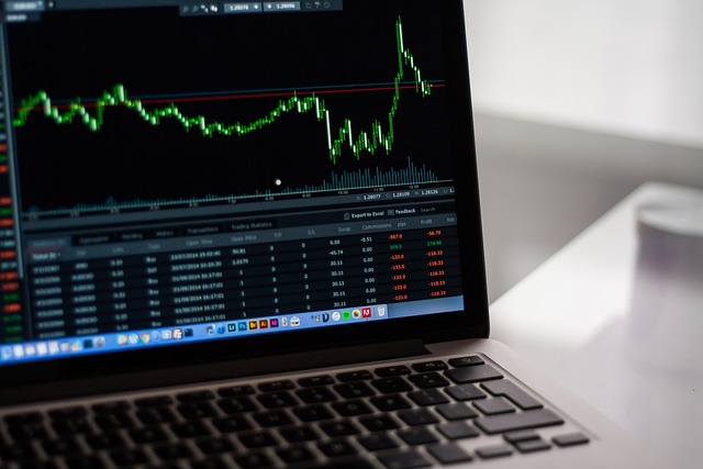 Mercado respira após acordo tarifário, mas investir lá fora exige cautela. Saiba mais