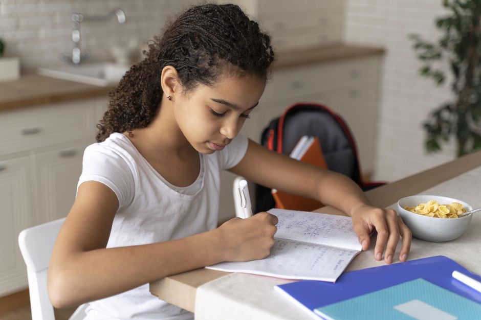 IA vai ajudar alunos e professores na correção de tarefas em SP
