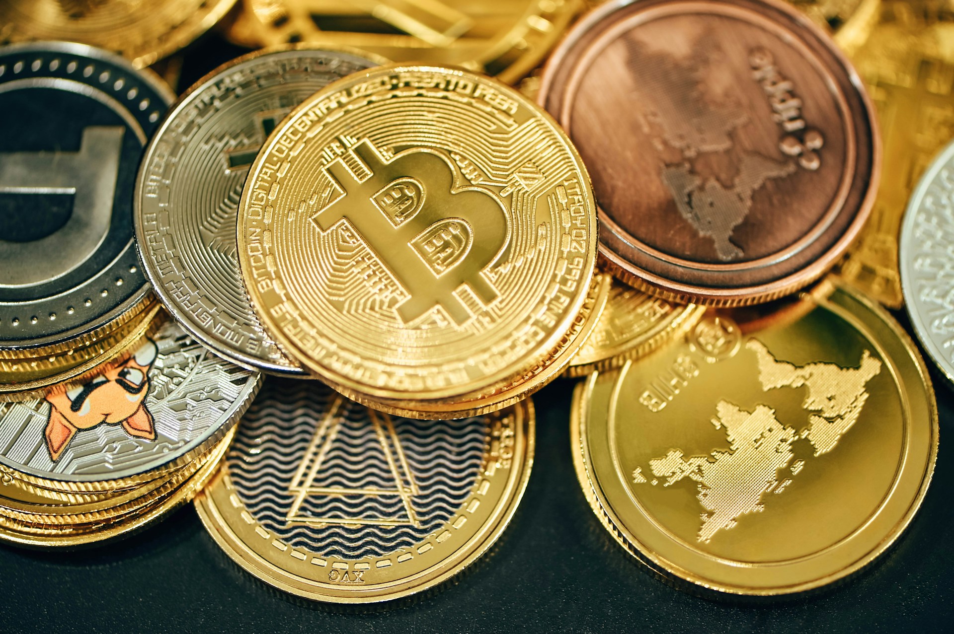 Bitcoin e mais 4 criptomoedas podem bombar em maio, segundo analistas; veja lista