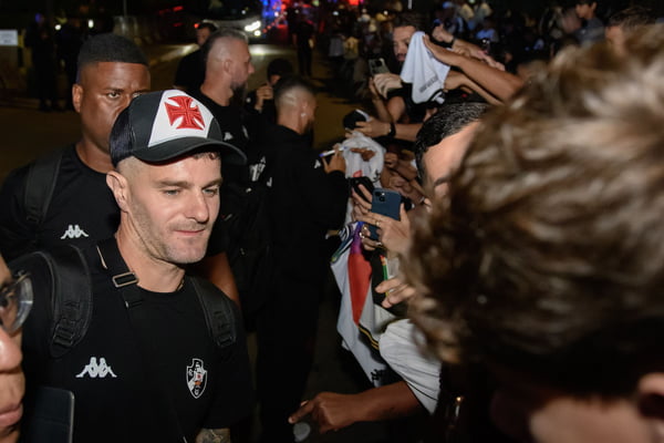 Torcida recebe o elenco do Vasco com festa antes de jogão no DF