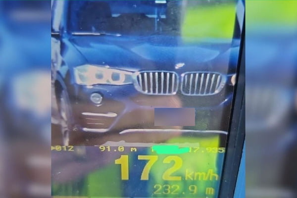 PM Rodoviária flagra carros andando a 180 km/h em rodovia no interior