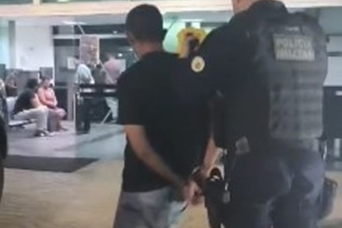 Vídeos flagram homem invadindo lar de mulher e sendo preso pela PMDF