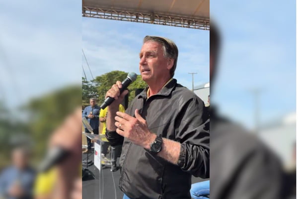 Bolsonaro chama “sósia” de Lula ao palco e compara equipes de governo
