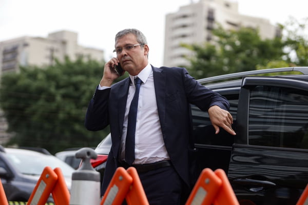 Ala do governo vê “tiro no pé” em ação de líder do PT contra Eduardo