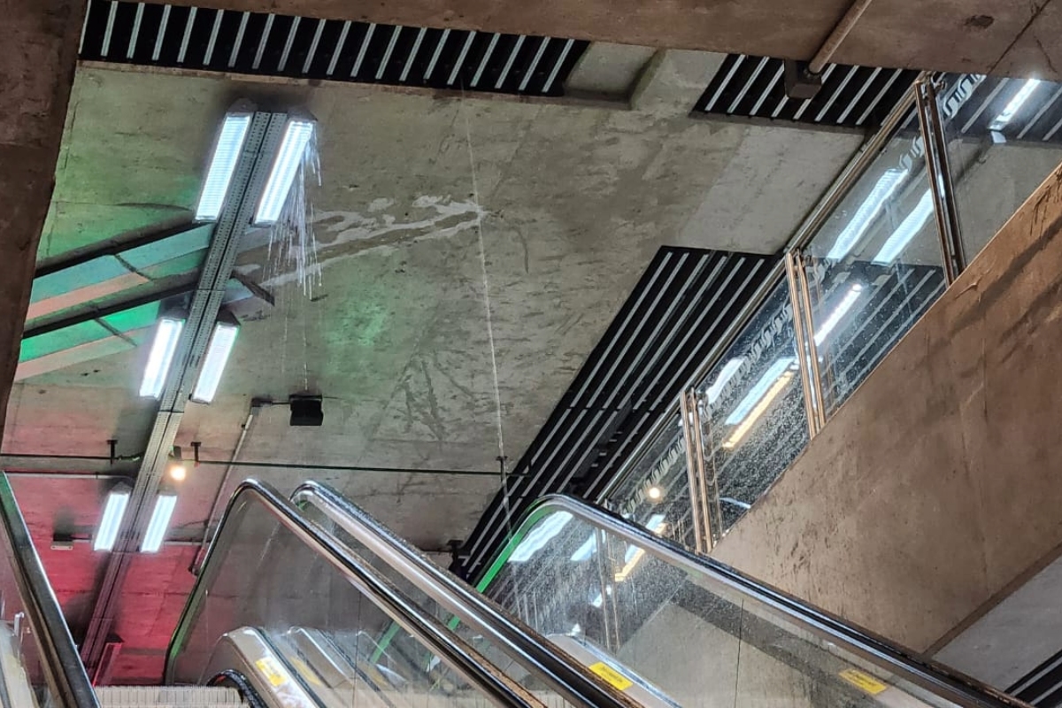 Estação da Linha 2-Verde tem infiltração no teto após fortes chuvas