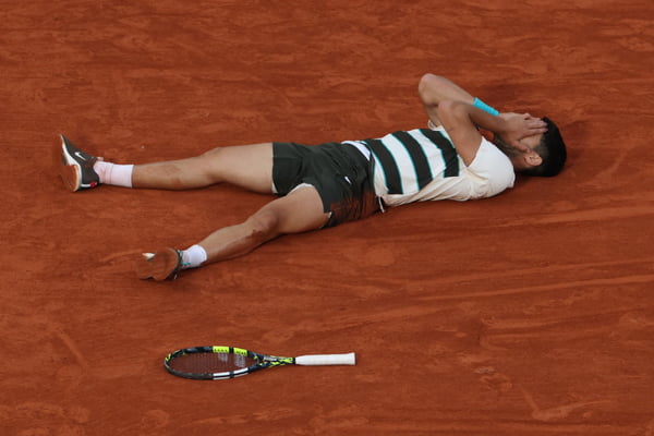 Alcaraz derrota Sinner e conquista o bicampeonato de Roland Garros