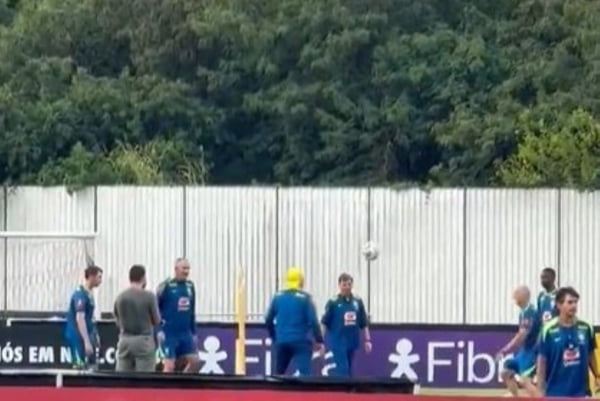 Antes de treino da Seleção, Ancelotti participa de roda de “altinha”