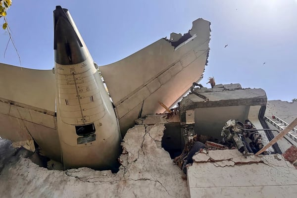 Vídeo mostra corpos carbonizados em meio a destroços de avião na Índia
