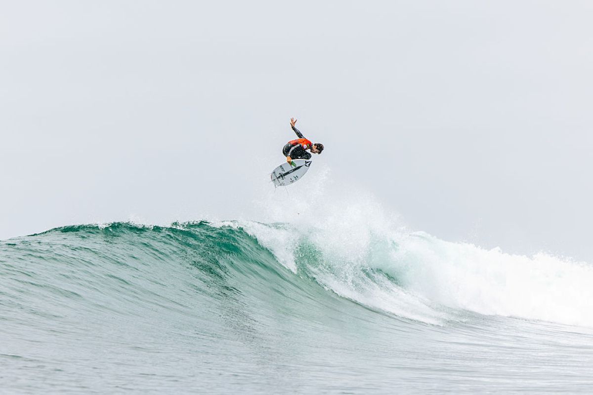 Surfe: brasileiro Yago Dora vence japonês e conquista etapa da WSL