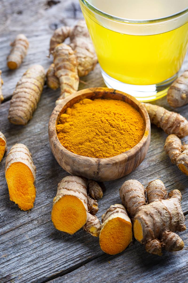 Shot de cúrcuma ou água em jejum? Veja qual o melhor para a saúde