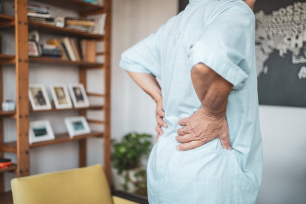 Coluna travada: fisioterapeuta diz o que não fazer ao sentir as dores