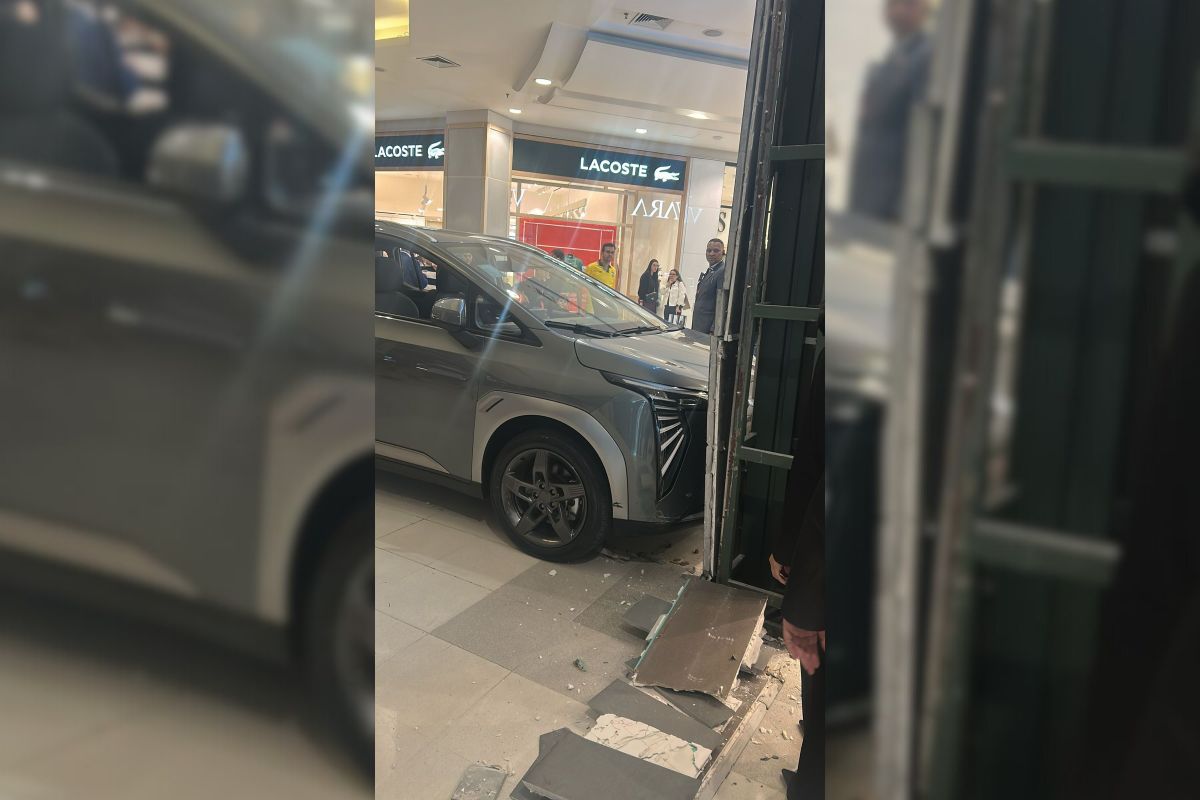 SP: criança entra em carro de exposição e bate em vitrine de joalheria