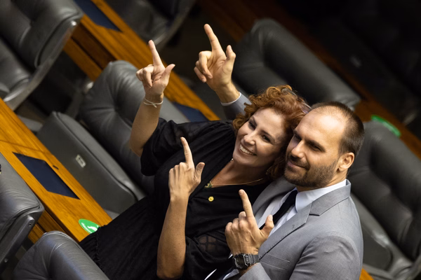 Moraes notifica Câmara para suspender salário de Carla Zambelli