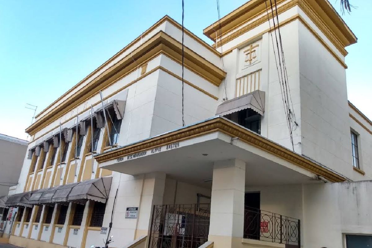 Condenada mulher por deixar criança de 3 anos morrer de fome e sede