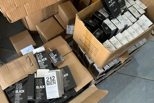 Fedeu: polícia apreende 10 mil perfumes falsificados no centro de SP