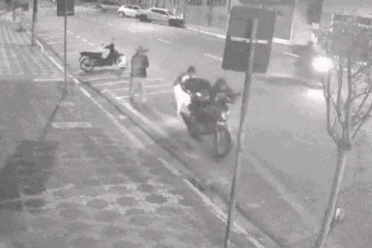 Dupla é apreendida após postar vídeo desmontando moto furtada. Veja
