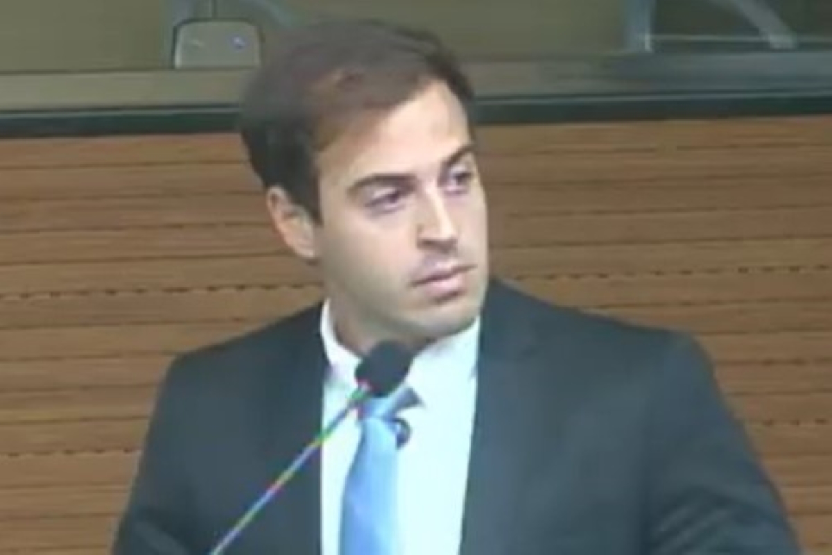 Vídeo: filho de ex-ministro ataca Moraes e joga Constituição no chão