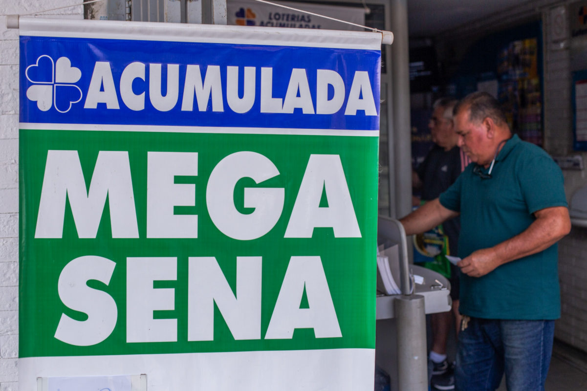 Mega-Sena acumula, e prêmio vai a R$ 61 milhões. Confira os números