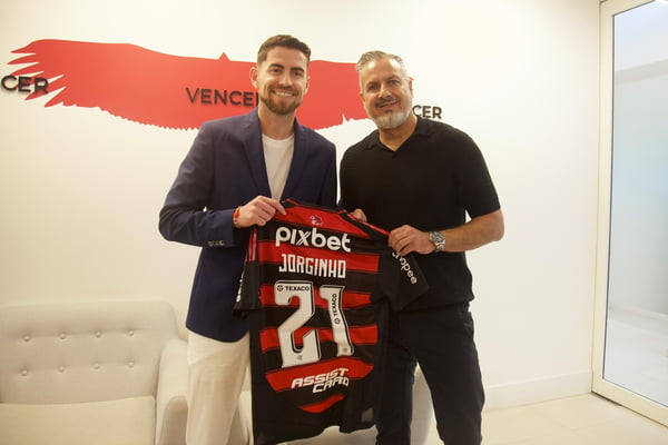 Flamengo anuncia a contratação de Jorginho, ex-Arsenal