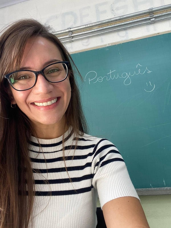 Português de milhões: professora deixa sala de aula e vira hit na web