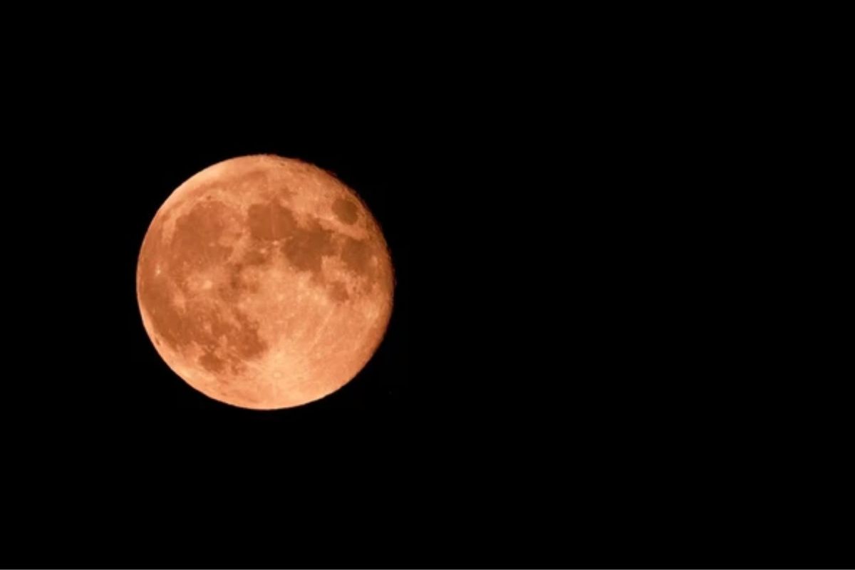 Véspera do Dia dos Namorados em SP terá “Lua de Morango”. Veja fotos