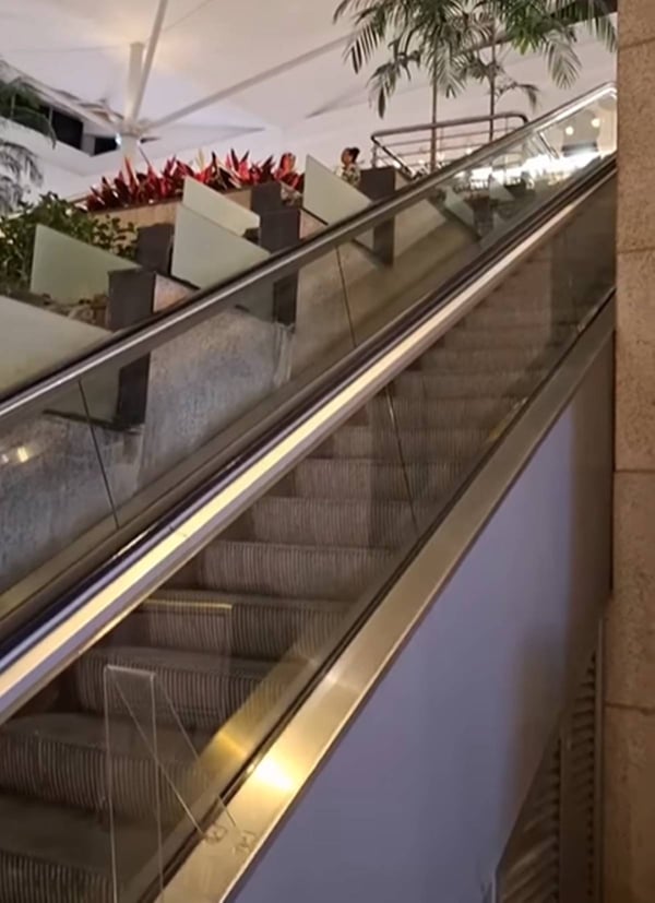 Mãe faz alerta após filho prender tênis em escada rolante de shopping