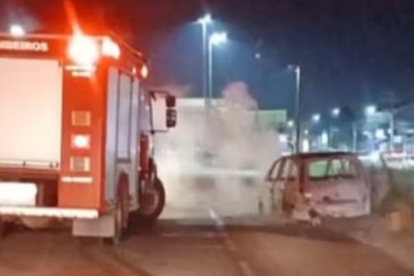 SP: mulher sobrevive após carro pegar fogo durante ida para o litoral