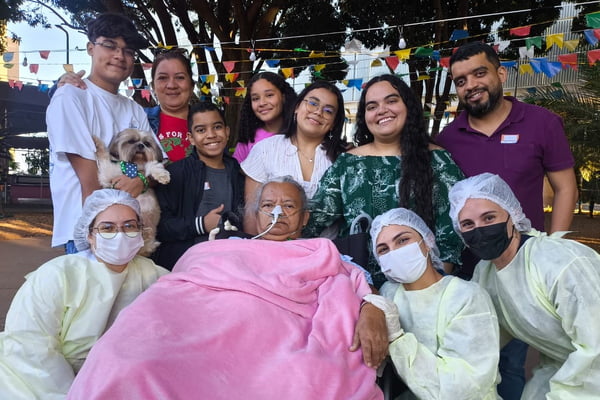 Vídeo emocionante: mulher internada no DF reencontra cão de estimação