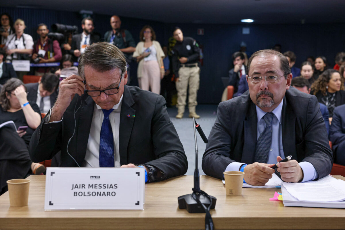 Defesa de Bolsonaro cita contradições de Cid: “Assim é fácil delatar”