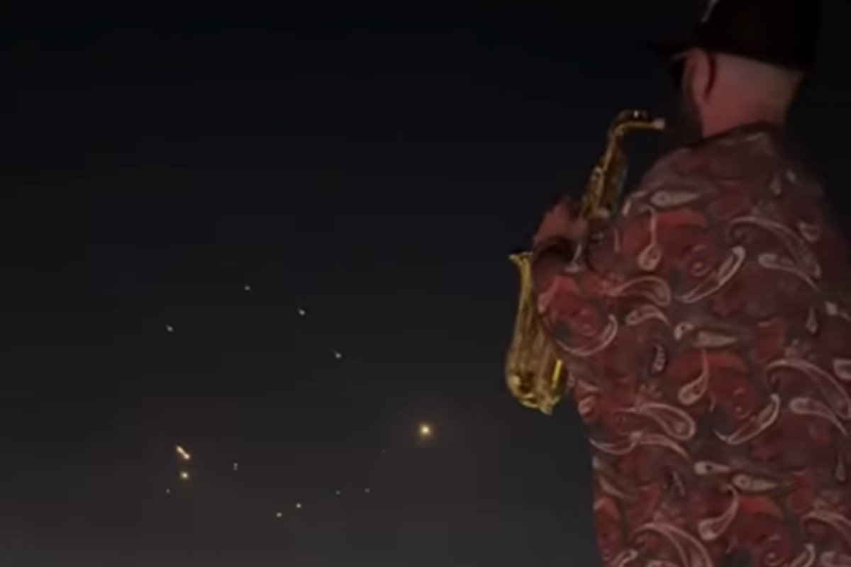Saxofonista viraliza ao tocar no Líbano enquanto bombas caem em Israel