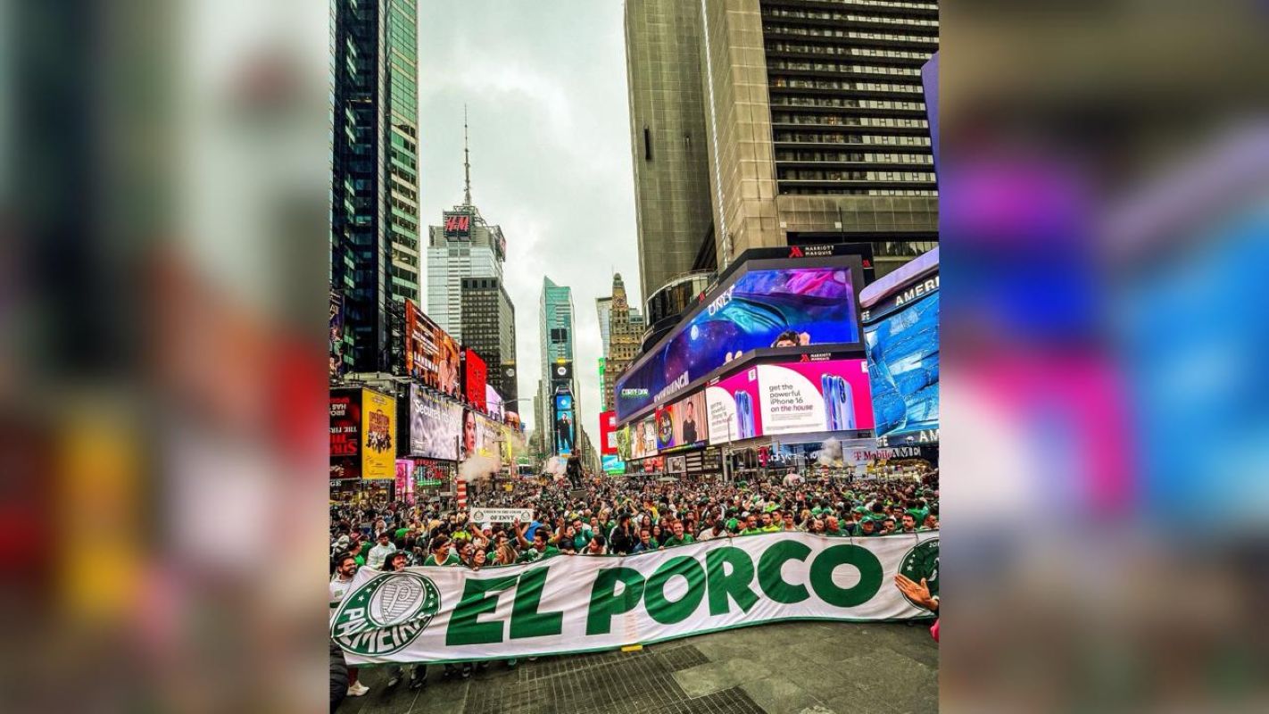 Vídeo: torcida do Palmeiras faz a festa na Times Square