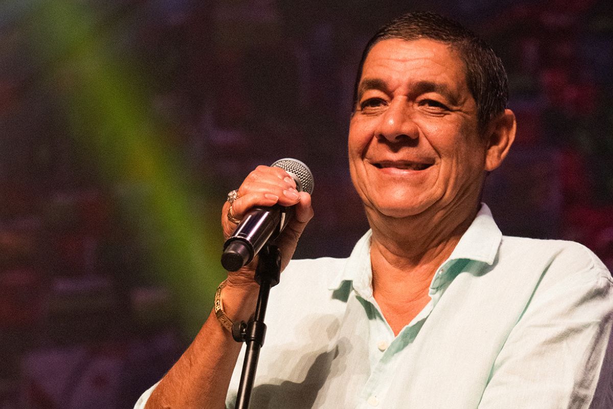 Zeca Pagodinho diverte seguidores com look inusitado para o frio. Veja