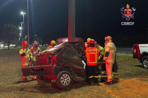 Mulher morre após carro colidir carro em poste na BR-020