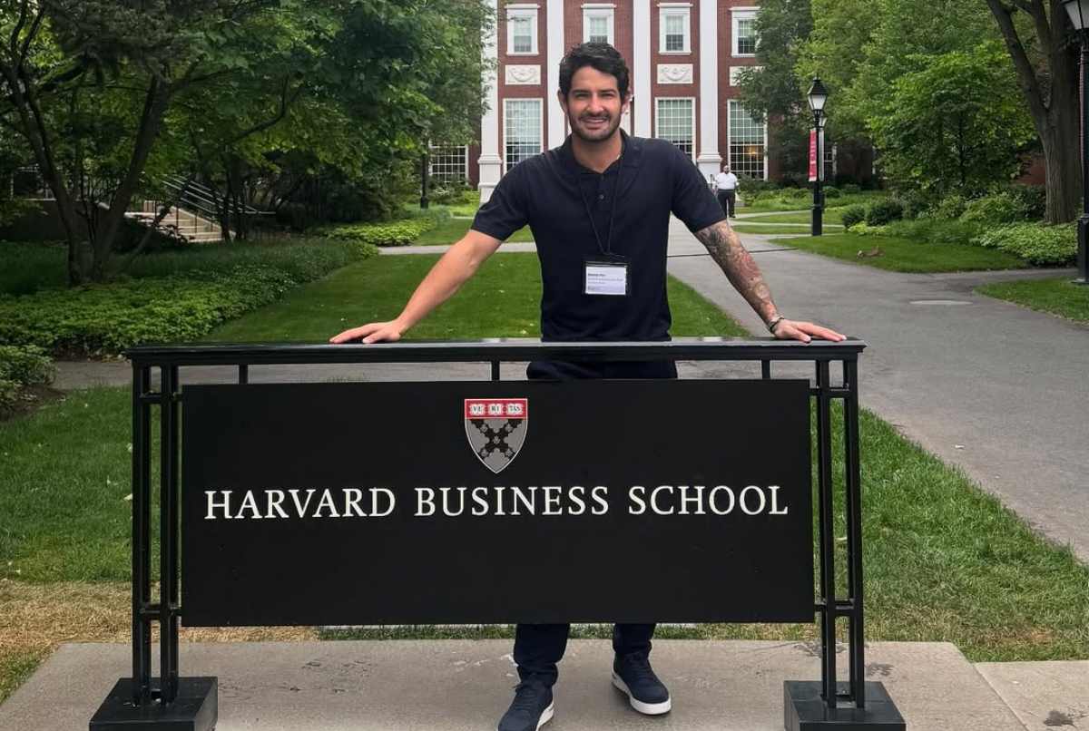 Alexandre Pato celebra conclusão de curso em Harvard: “Minha missão”