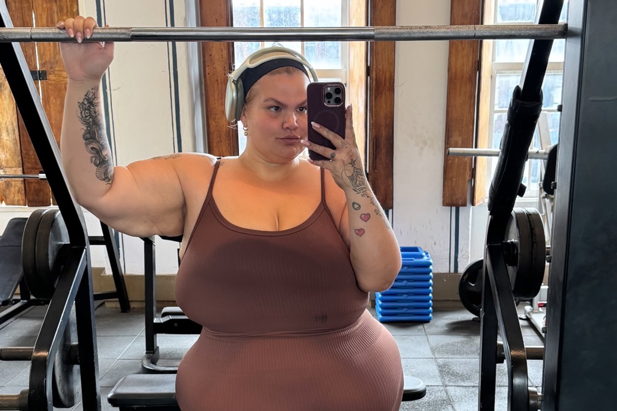 Thais Carla volta à academia após fazer bariátrica e perder 45 kg
