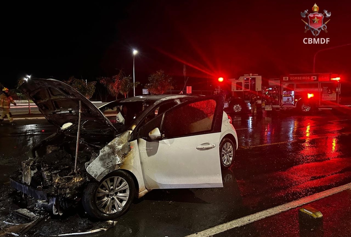 Carro pega fogo ao lado do Palácio do Planalto e mobiliza bombeiros