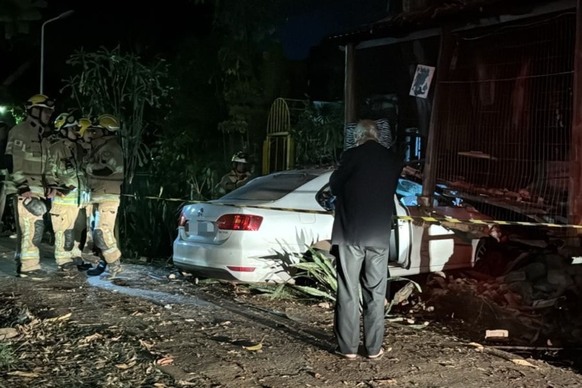 Motorista fica ferido após bater carro contra muro na Asa Sul