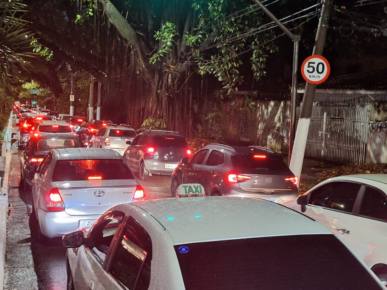 Cidade de SP tem maior congestionamento do ano no Dia dos Namorados