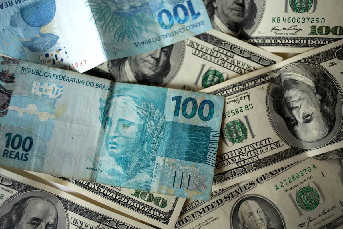 “Superquarta”: dólar abre em baixa, à espera dos juros no Brasil e EUA