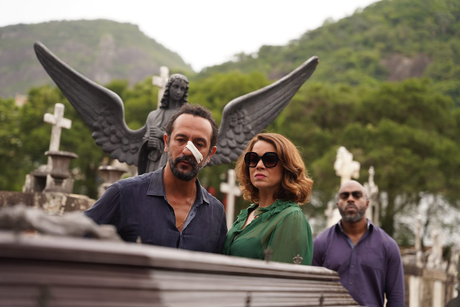 Os Enforcados traz Leandra Leal e Irandhir Santos como casal Macbeth