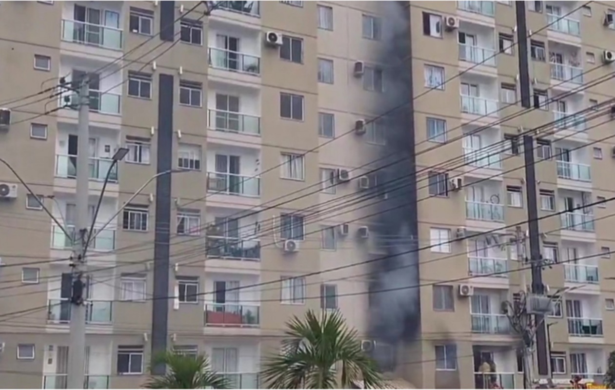 Mulher morre carbonizada dentro de apartamento durante incêndio no Rio