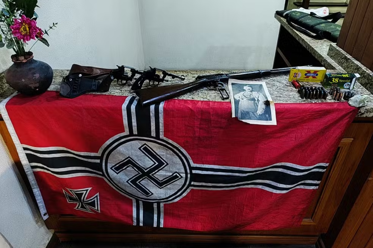 Homem é preso no RS com bandeira nazista e foto de Hitler na geladeira