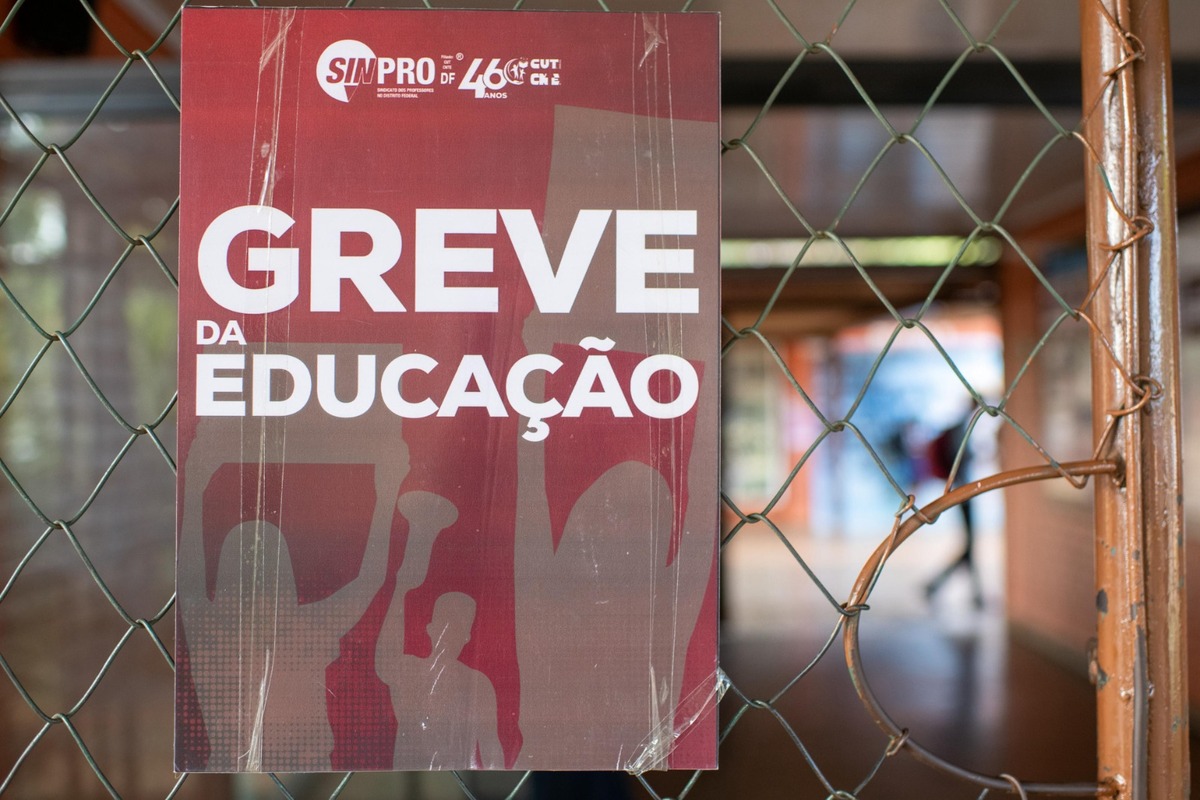 “Continuar lutando na Justiça”, diz Ibaneis após Sinpro negar proposta