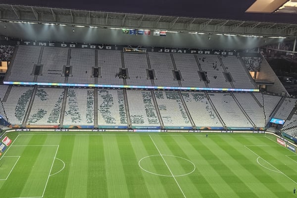Ancelotti será homenageado com mosaico em jogo do Brasil. Veja imagens