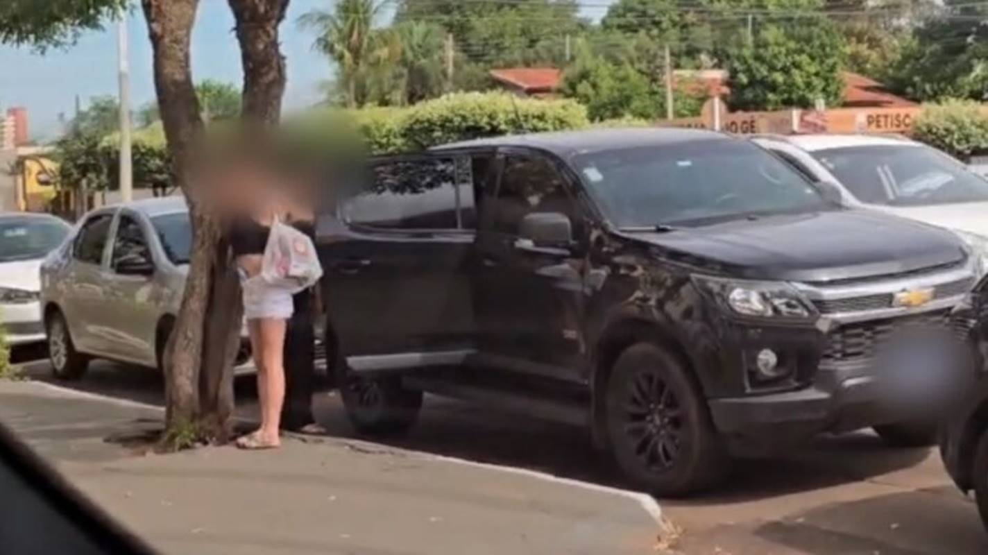 Primeira-dama é vista usando carro oficial para ir às compras