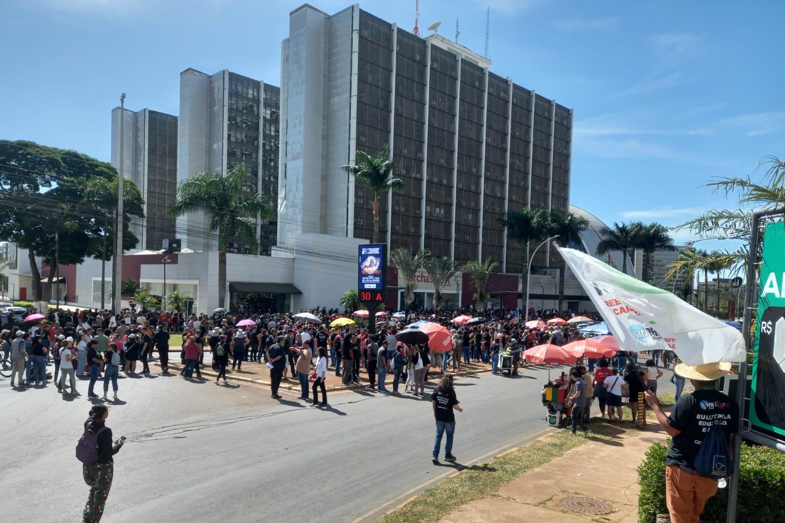 Protesto de professores tem spray de pimenta e trânsito travado. Vídeo