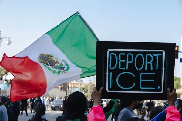 Prefeita decreta toque de recolher em Los Angeles após protestos